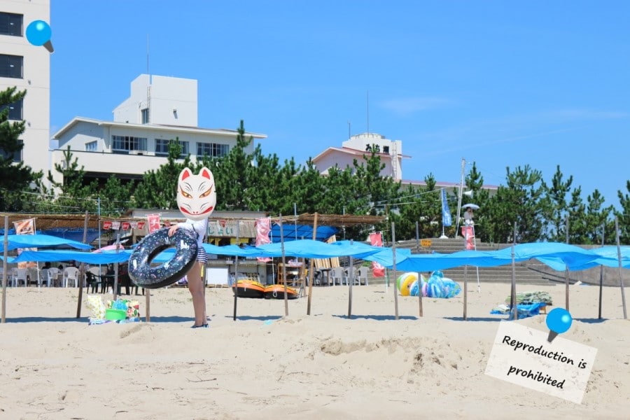 千鳥ヶ浜海水浴場の白い砂浜と海の家